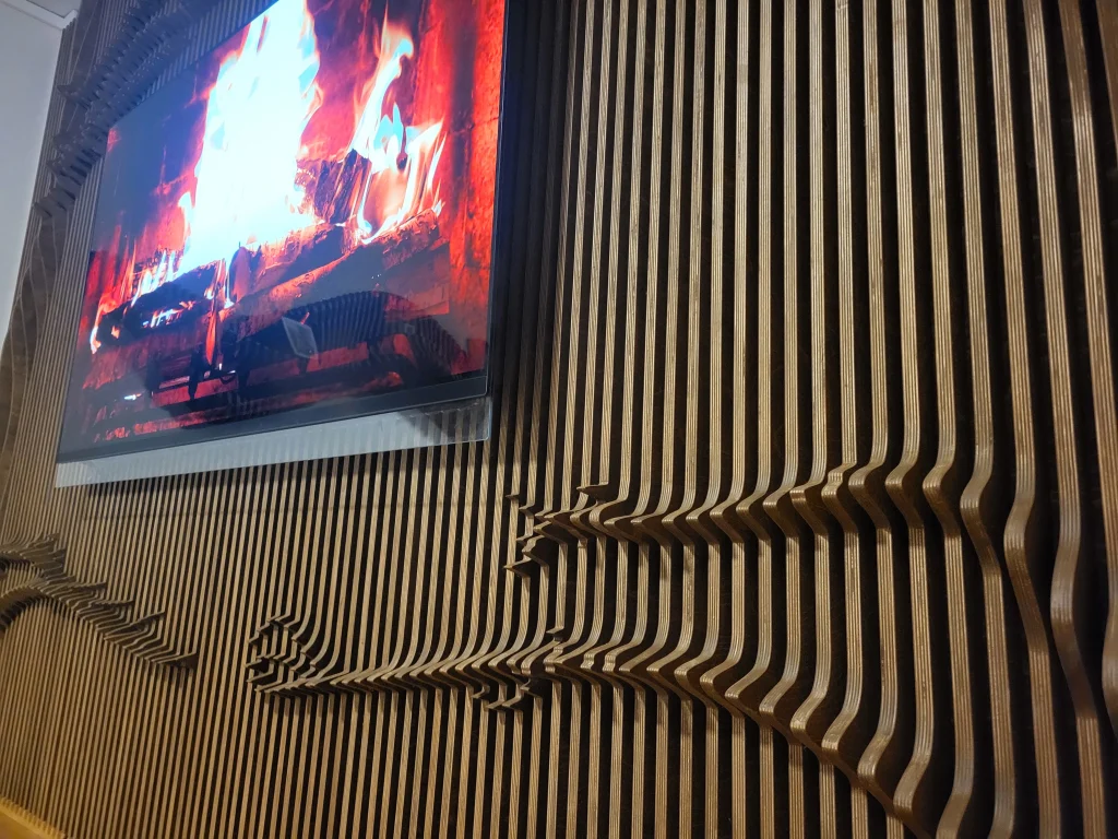 TV-seinän oksistoa oikea alakulma