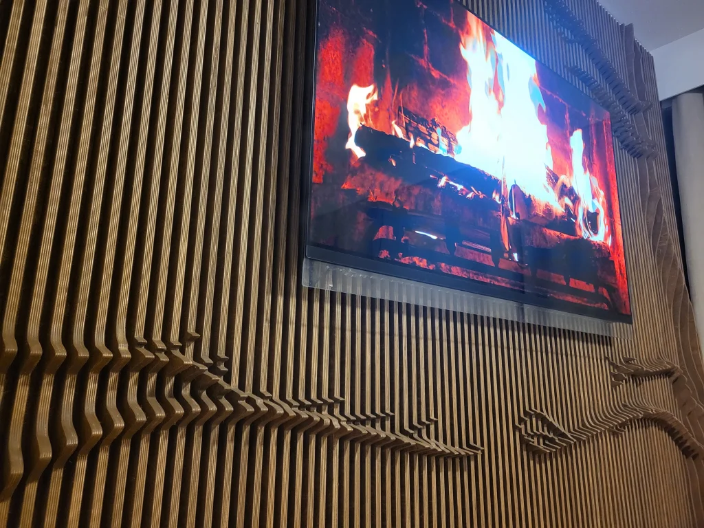 TV-seinän alaoksistoa vasemmalta