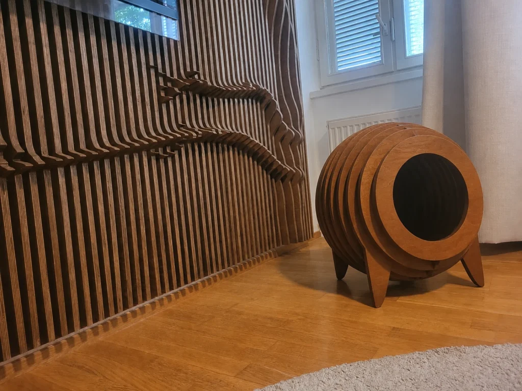 Suljettu pallomallinen kissapesä koivuvanerista Osmo Konjakki -sävyllä
