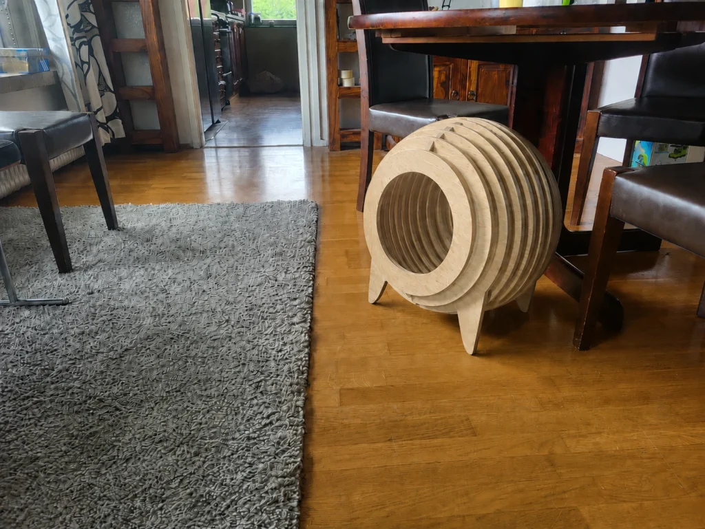 Suljettu pallomallinen kissakoti koivuvanerista Osmo Tammi -sävyllä