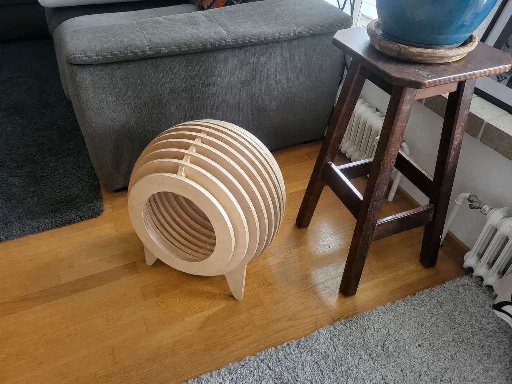 Suljettu pyöreä kissakoti koivuvanerista
