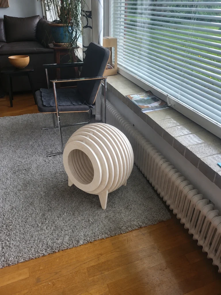 Suljettu pallomallinen kissapesä koivuvanerista Osmo Valkoinen -sävyllä