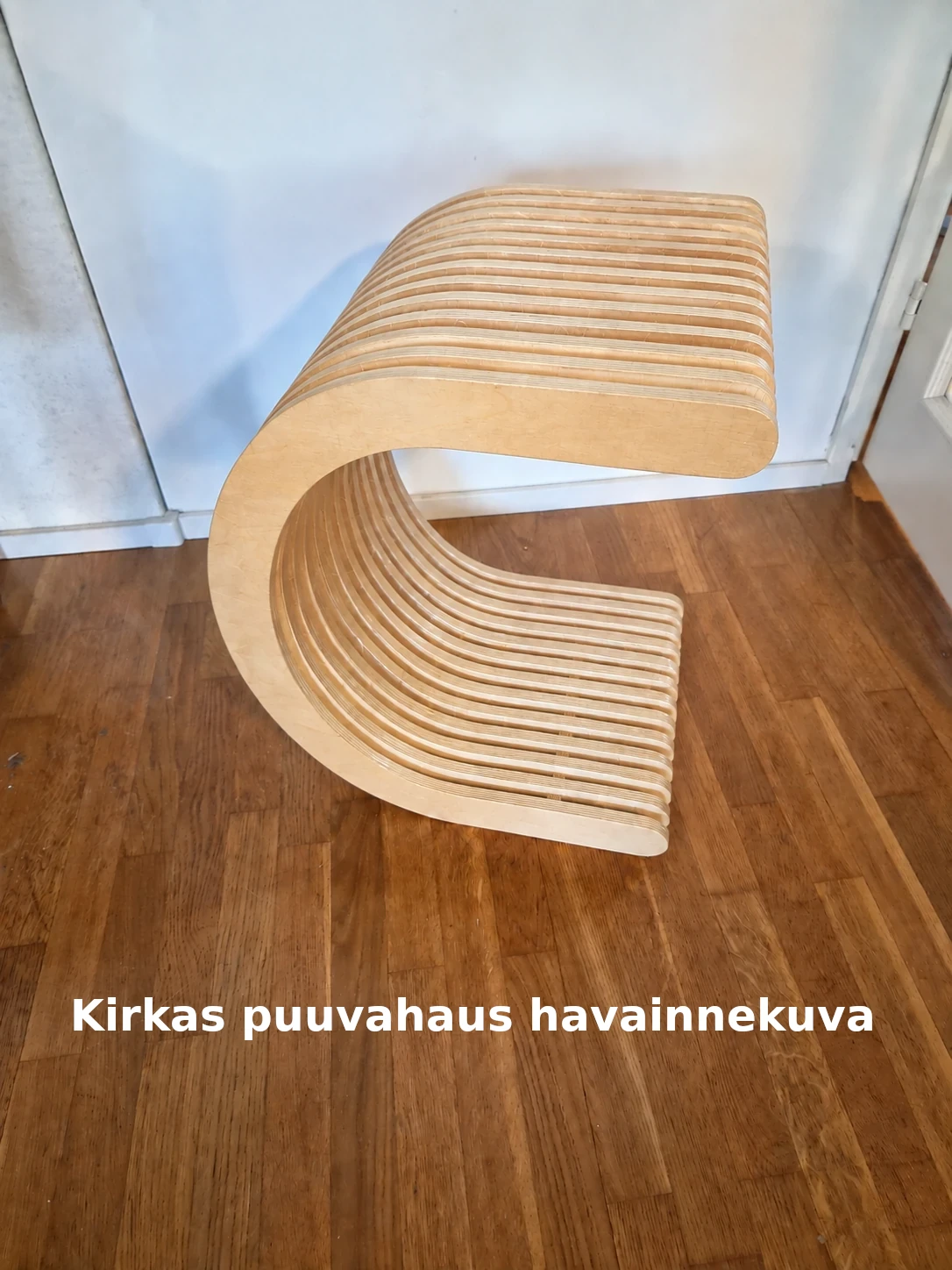 Havainnekuva kirkkaalla puuvahalla viimeistellystä C-yö- ja sivupöydästä