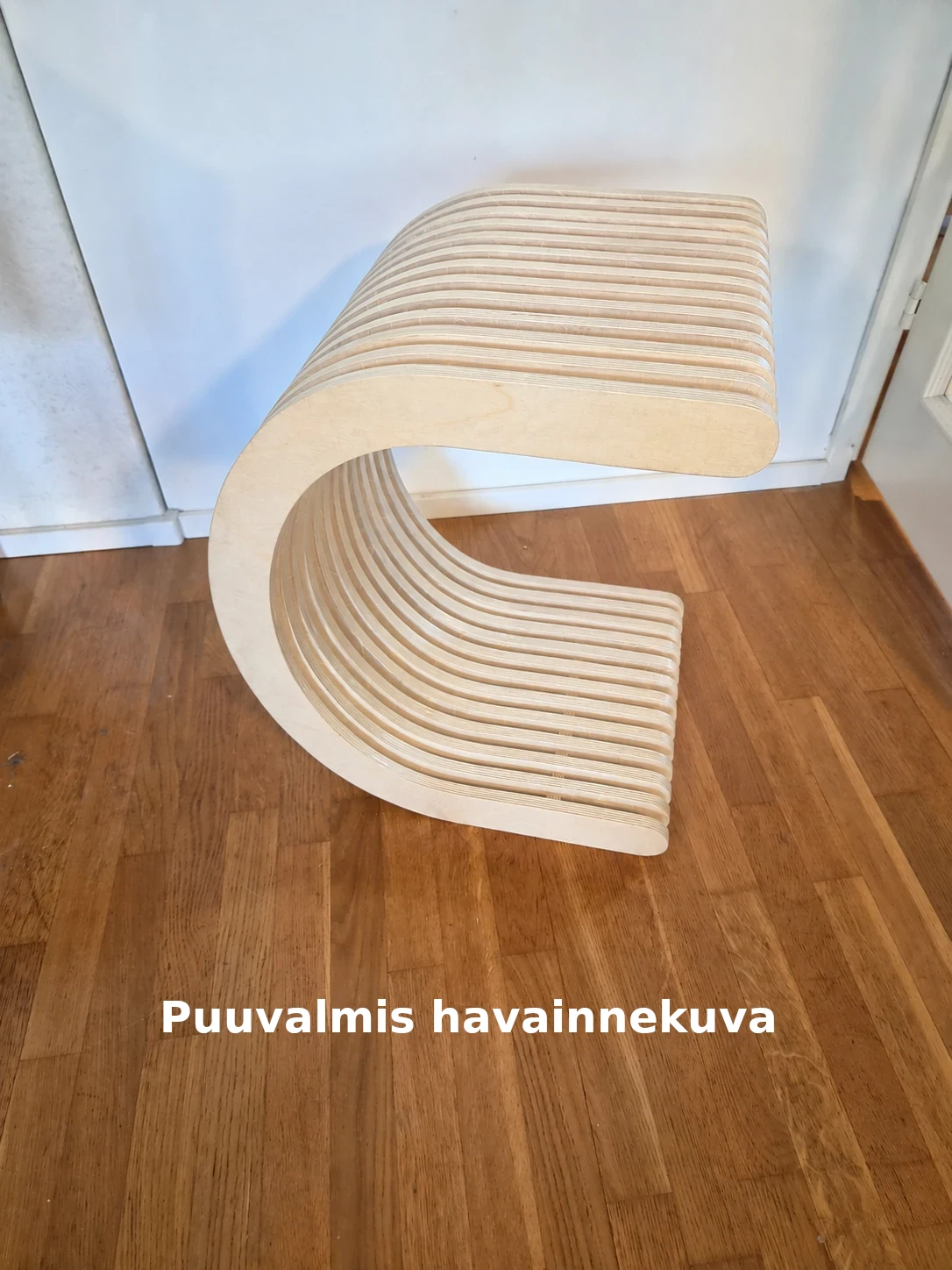 Havainnekuva puuvalmiista C-yö- ja sivupöydästä