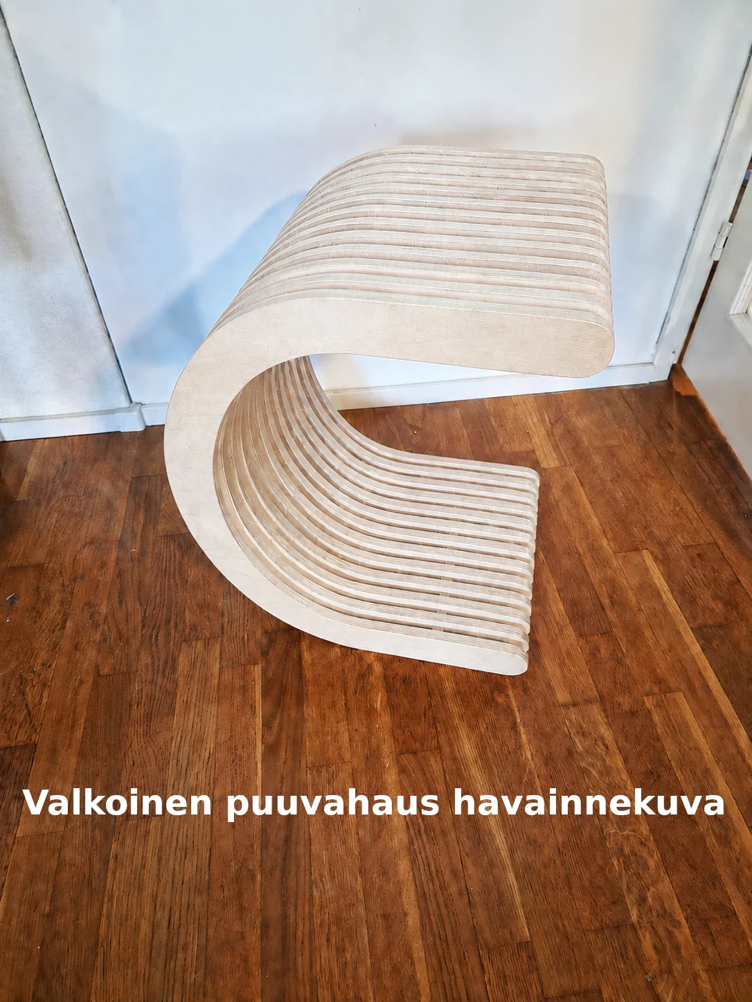 Havainnekuva valkoisella puuvahalla viimeistellystä C-yö- ja sivupöydästä