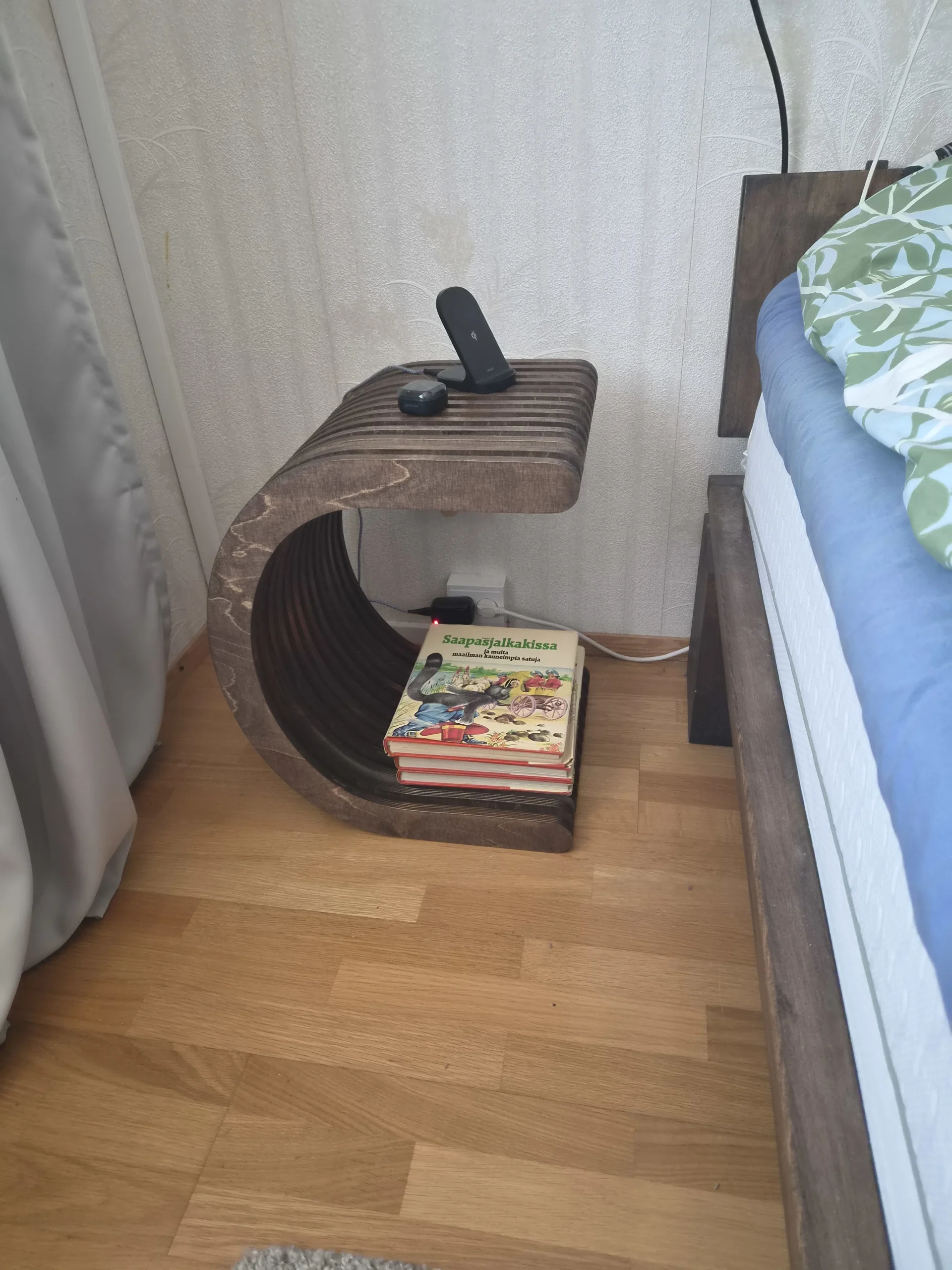 C-kirjaimen muotoinen yöpöytä makuuhuoneessa