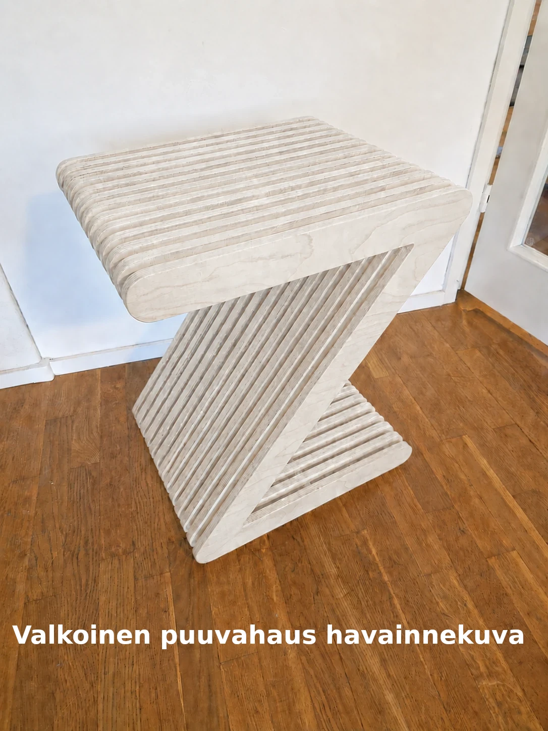 Havainnekuva valkoisella puuvahalla viimeistellystä Z-yö- ja sivupöydästä