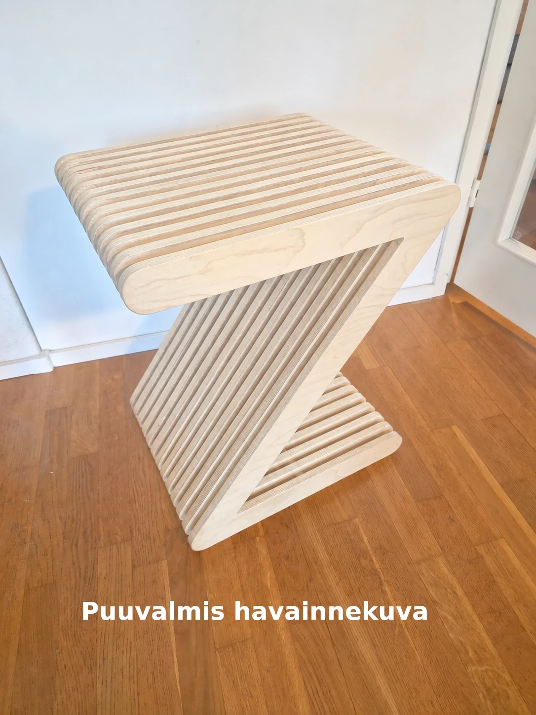 Havainnekuva puuvalmiista Z-yö- ja sivupöydästä