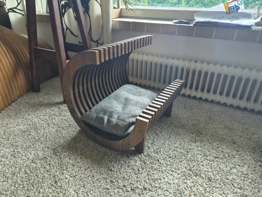 Avoin Lounge -lemmikkikoti Tumma tammi -viimeistelyllä ja harmaalla pehmusteella.
