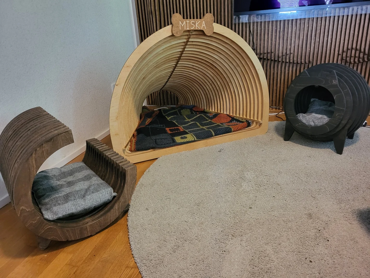 Kirkas-käsitelty koirakoti MISKA-luukyltillä, Noki-pallopesä ja Tumma tammi -sävyinen Avoin Lounge kotona.